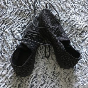 Trendy grey and black knit sneakers - size 9